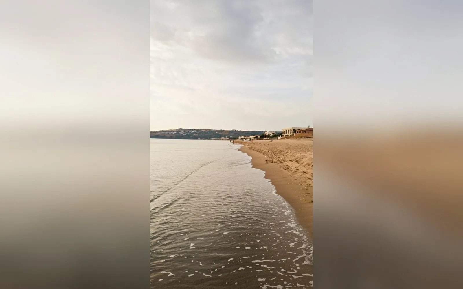 La spiaggia libera a cinquanta metri dalla casa