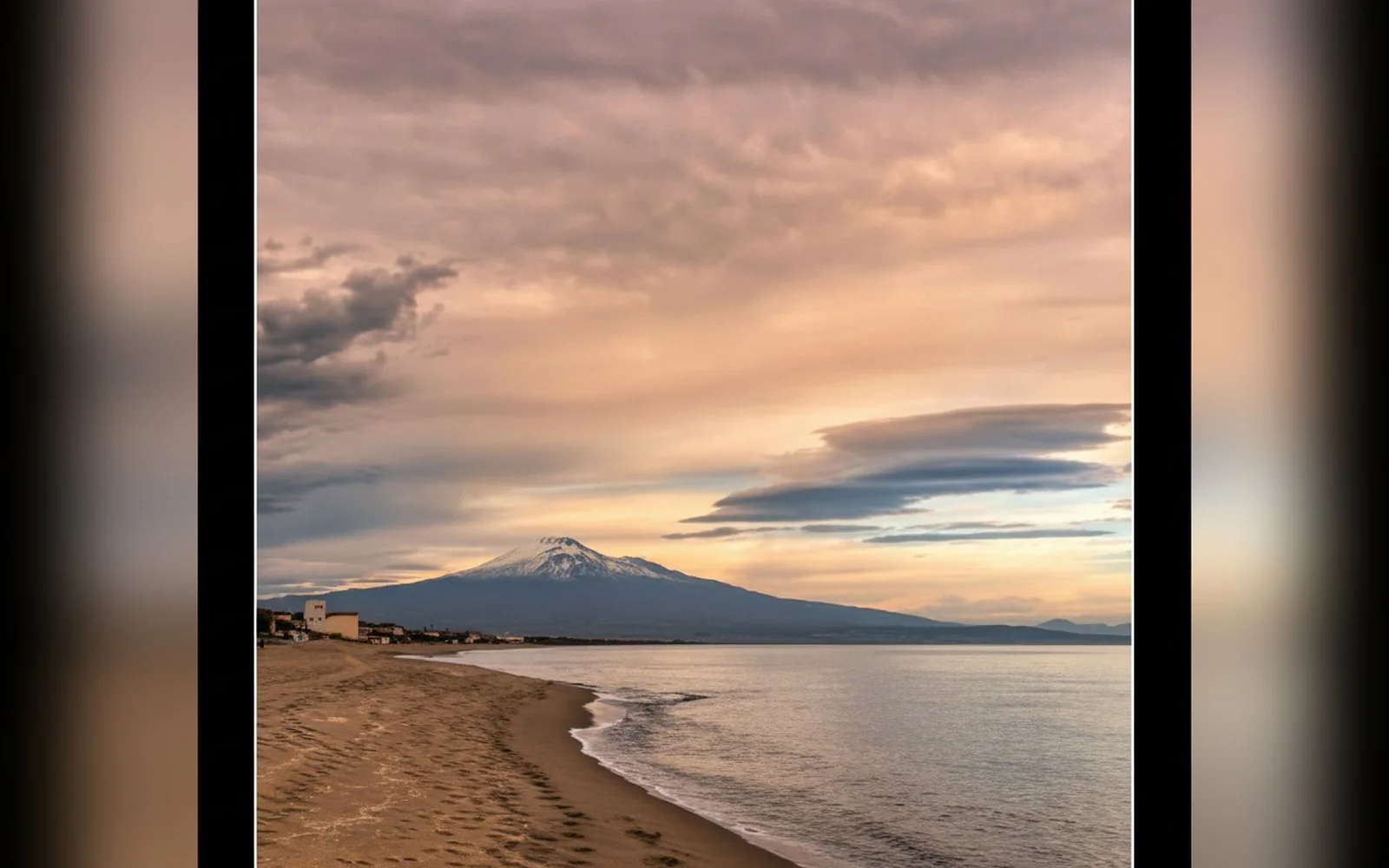 Il mare Jonio con il profilo dell'Etna all'orizzonte