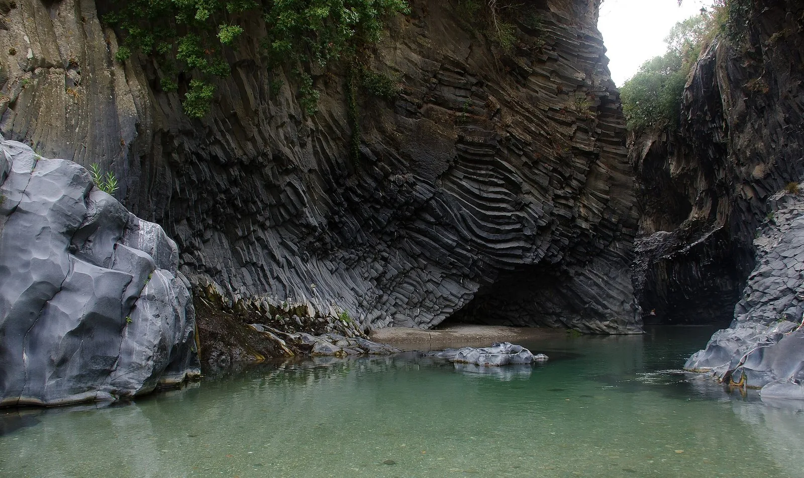 Le pareti di basalto delle Gole dell'Alcantara