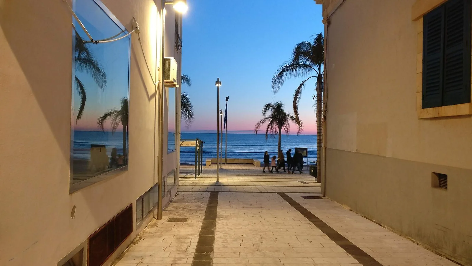Una via di Marina di Ragusa che scende verso il mare