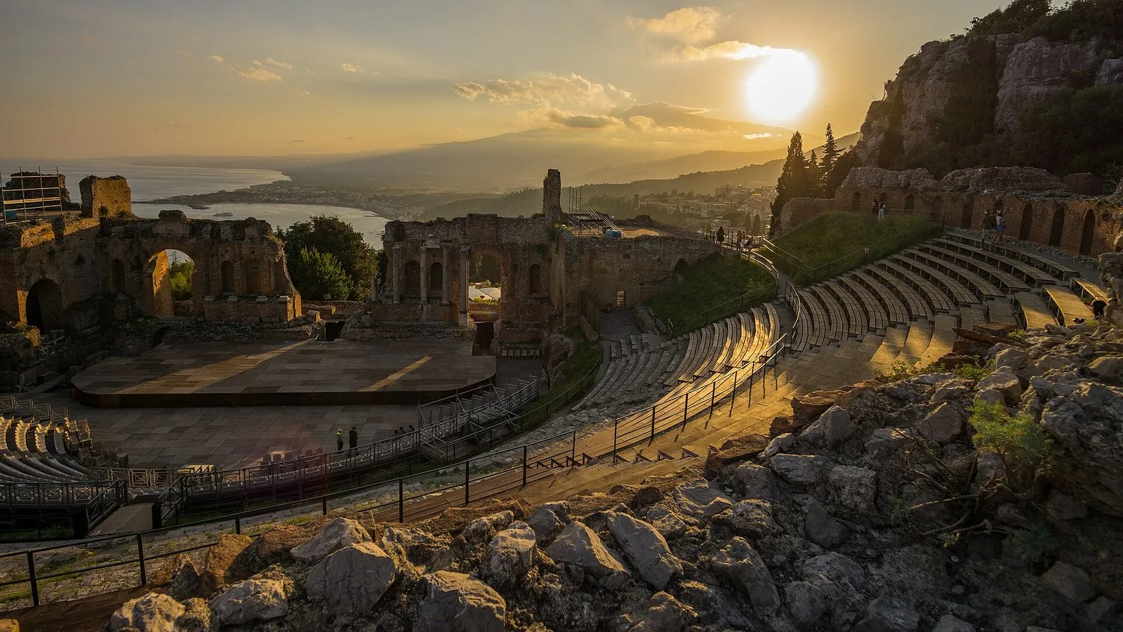 Il Teatro Antico di Taormina con la costa sullo sfondo